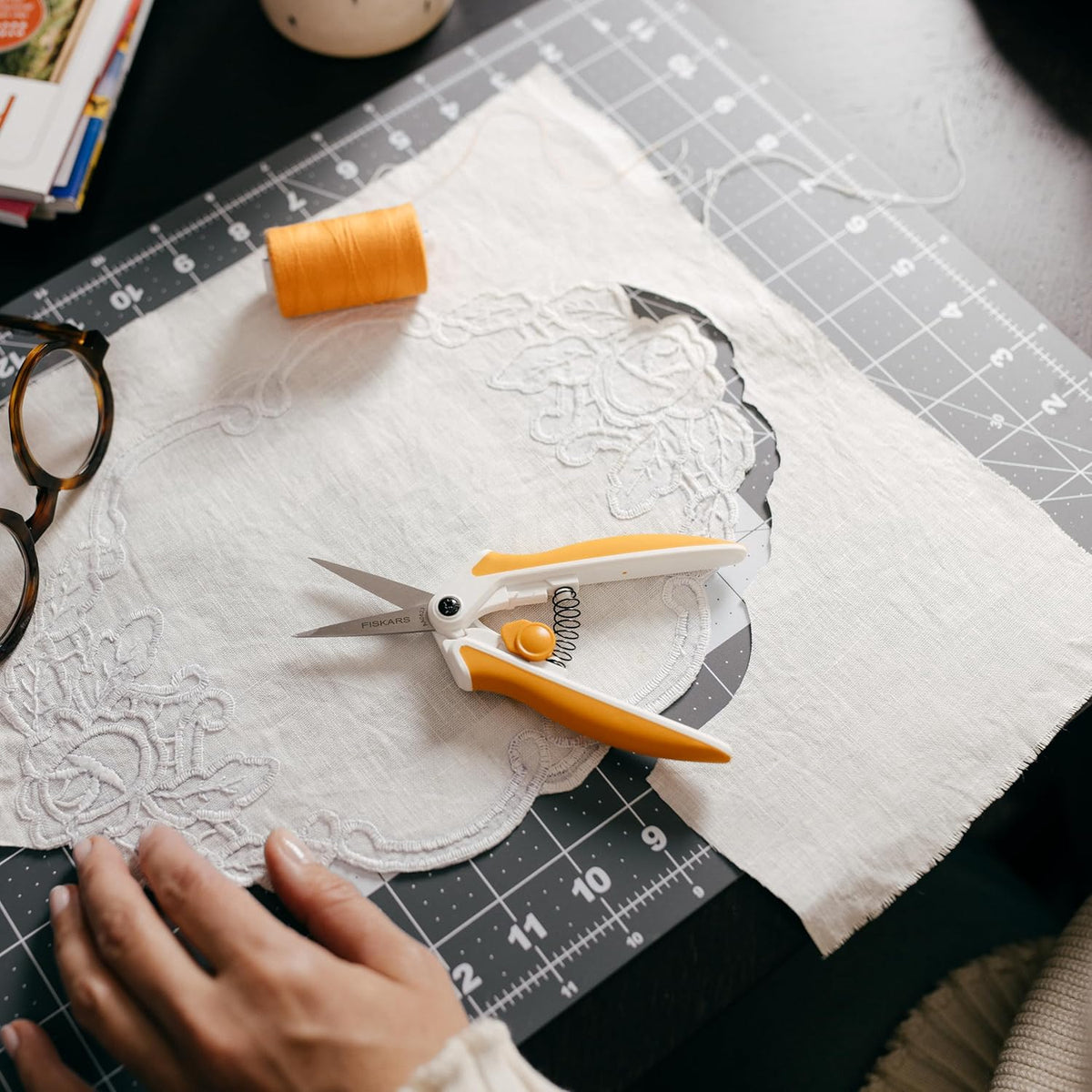 Fiskars Micro-Tip Spring Assisted Scissors, Precision Cutting Stainless Steel Blades, Comfort Handle, Cut Details in Fabric, Sewing Scissors and Arts and Crafts Tools